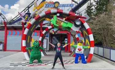 Olli, Tänzerin und LEGO Boy vor LEGOLAND Fahrgeschäft