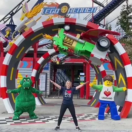 Olli, Tänzerin und LEGO Boy vor LEGOLAND Fahrgeschäft