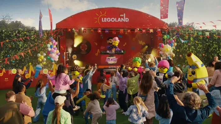Gäste und LEGO Figuren tanzen beim LEGO Festival im LEGOLAND Deutschland