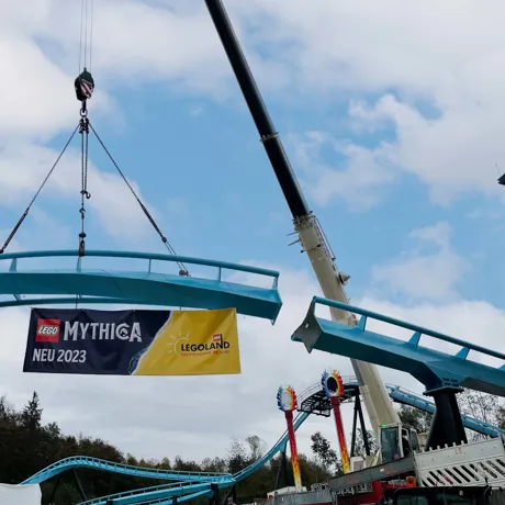 Kran hebt Schienen der neuen LEGOLAND Achterbahn Maximus