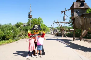 Children with LEGOLAND with large pirate figure