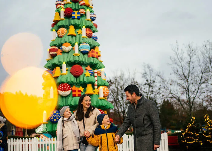 Rodina před vánočním stromkem DUPLO v LEGOLANDu WinterWonder 