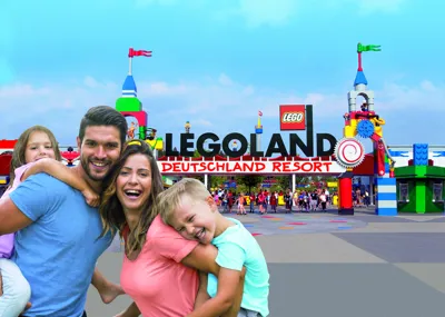 Family in front of the entrance to LEGOLAND Deutschland