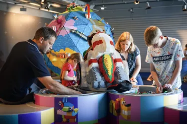 Familie spielt mit LEGO Steinen im Planet LEGOLAND