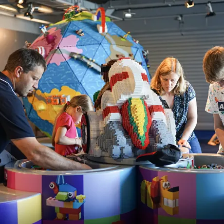 Familie spielt mit LEGO Steinen im Planet LEGOLAND