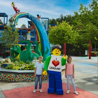 Walking character with two children at LEGOLAND Deutschland