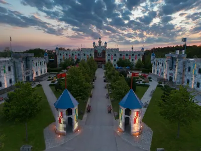 LEGOLAND Feriendorf Burgenkomplex bei Nacht