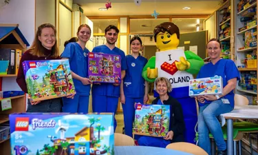 LEGOLAND Boy mit Pflegern im Kinderklinikum