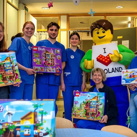 LEGOLAND Boy mit Pflegern im Kinderklinikum