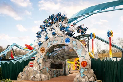 In the Wing Coaster Maximus upside down through LEGOLAND Deutschland in front of the LEGO MYTHICA portal