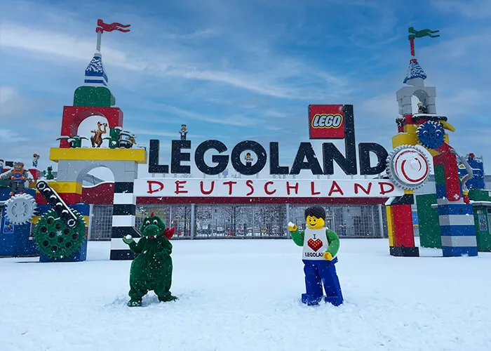 Oli a LEGO Boy na sněhu před portálem LEGOLAND