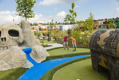 Children playing minigolf in the LEGOLAND Deutschland vacation village