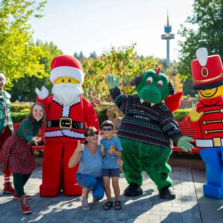 Parkdrache Olli feiert Weihnachten Im August