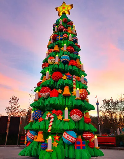 großer Weihnachtsbaum aus LEGO Steinen im LEGOLAND Deutschland