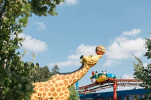 Velká žirafa LEGO pred Pedal-A-Car v LEGOLANDu