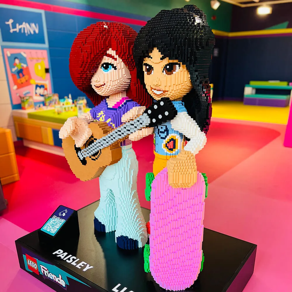 LEGO Friends room with the LEGO Friends figures of Paisley and Liann