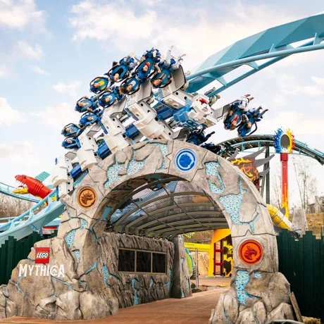 LEGO MYTHICA Portal Im Wing Coaster Kopfüber Durch Das LEGOLAND Deutschland