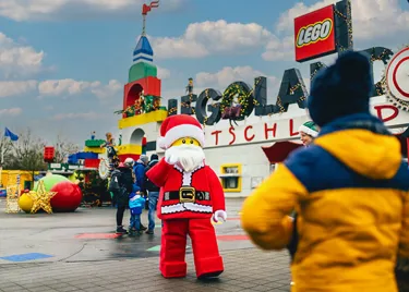 großer LEGO Weihnachtsmann vor LEGOLAND Portal im Winter