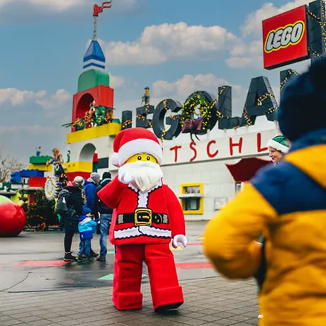 großer LEGO Weihnachtsmann vor LEGOLAND Portal im Winter