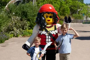 Kids with LEGOLAND resident Pirate Girl