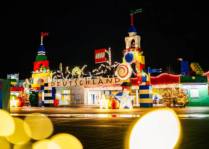 Osvětlený vstupní portál do LEGOLANDu WinterWonder 