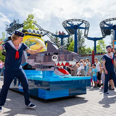 Dancers and floats at LEGOLAND Parade