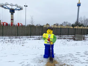 LEGOLAND Boy macht Spatenstich für neue Achterbahn