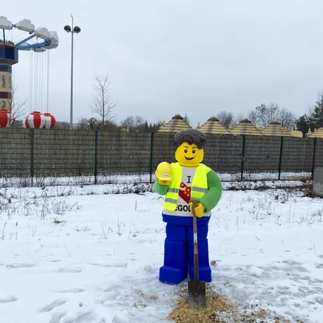LEGOLAND Boy macht Spatenstich für neue Achterbahn