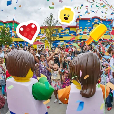 Kinder genießen den Weltspieltag mit LEGOLAND Figuren beim LEGO Festival