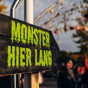 ‘Monster this way’ sign for Halloween at LEGOLAND Deutschland