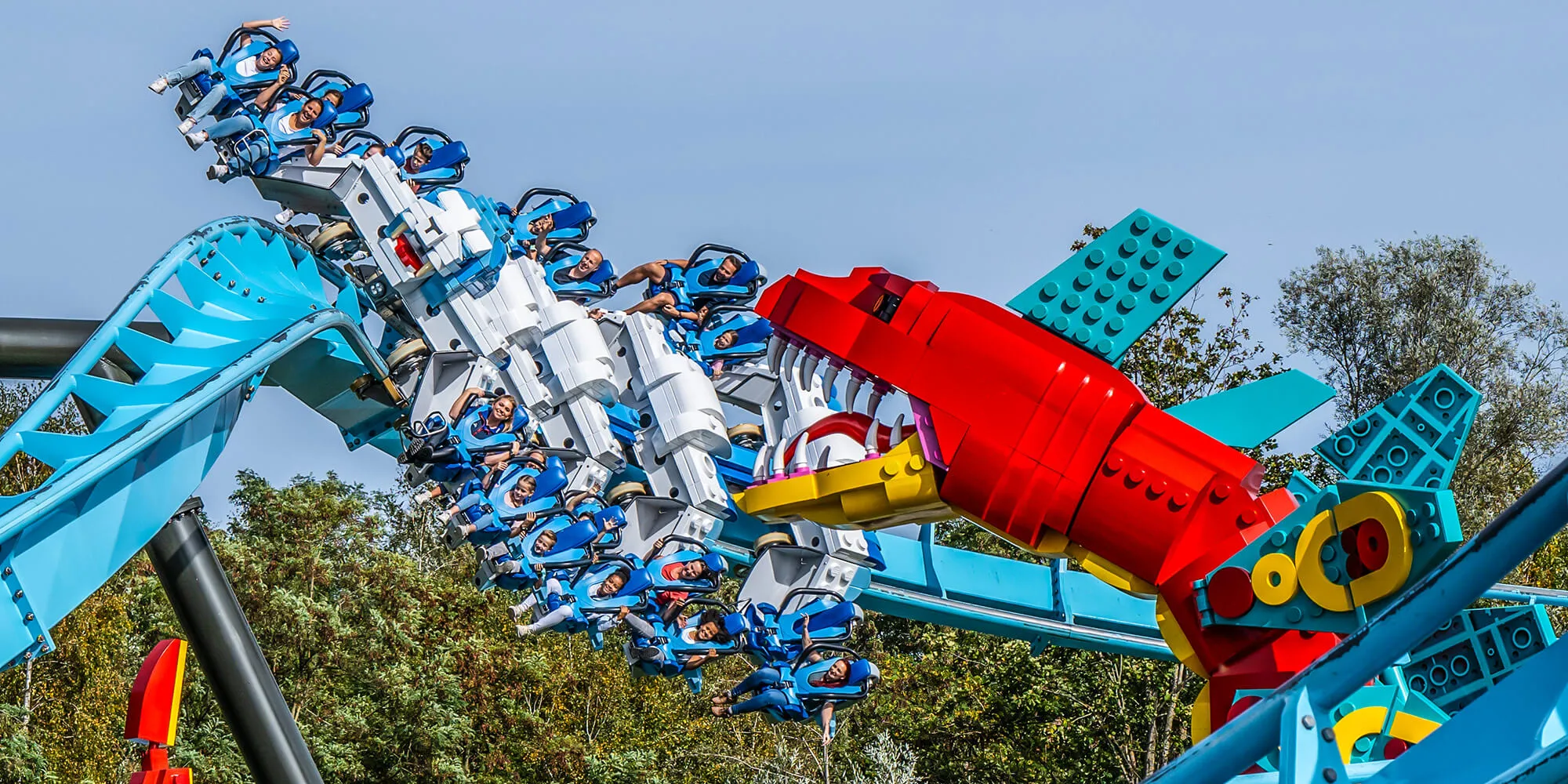 MAXIMUS Achterbahn mit Gästen im LEGOLAND Deutschland