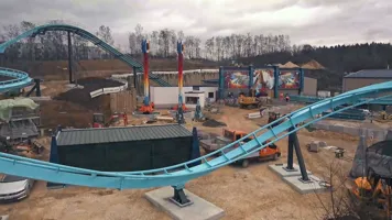 Achterbahn auf der Baustelle von LEGO MYTHICA