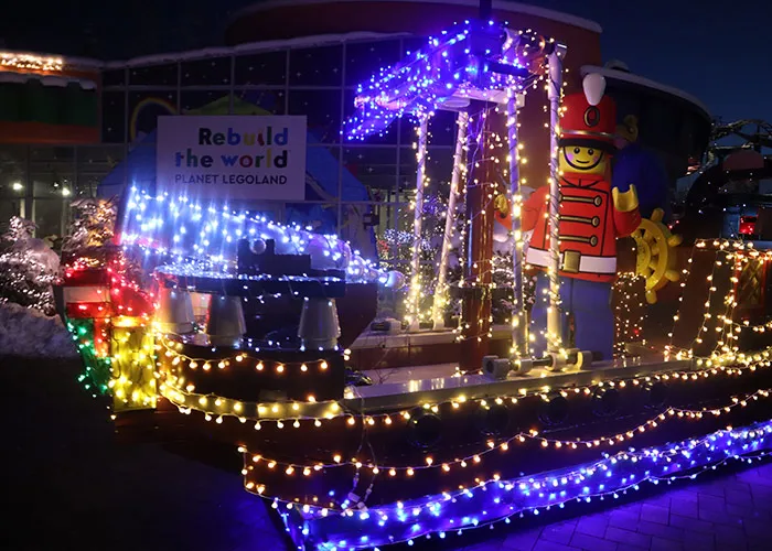 Pirátská lod v LEGOLAND Parade ve tme