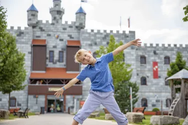 Junge vor Ritterburg im LEGOLAND Feriendorf