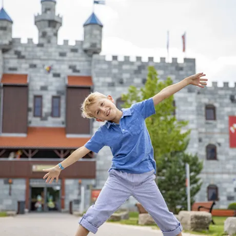 Junge vor Ritterburg im LEGOLAND Feriendorf