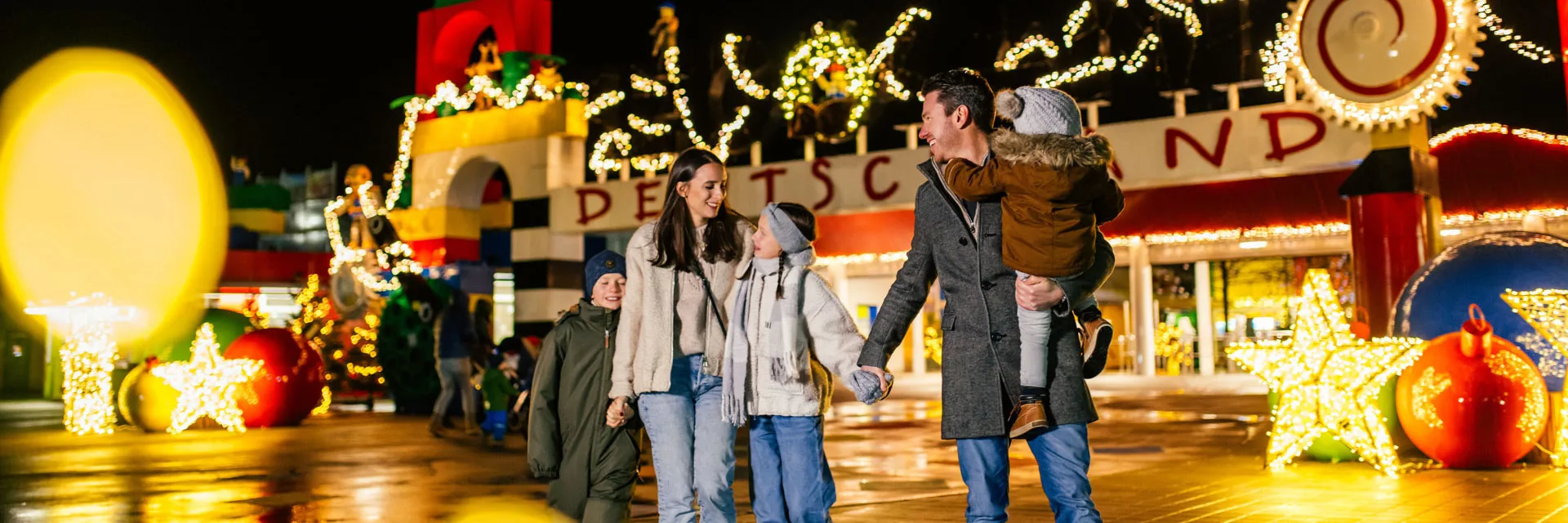 LEGOLAND Winter Popular vstupenky s rodinou před portálem