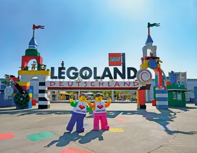 LEGOLAND Deutschland Portalbild mit LEGOLAND Boy und LEGOLAND Girl