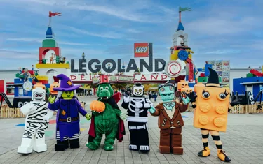 Halloween Monster Party Figuren vor dem LEGOLAND Portal