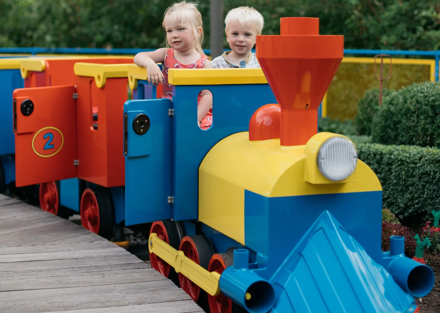 Bambini sul LEGO DUPLO Express per LEGOLAND Viaggiare in treno